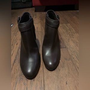 - - - VINCE CAMUTO Black Akle bootie leather upper timeless.